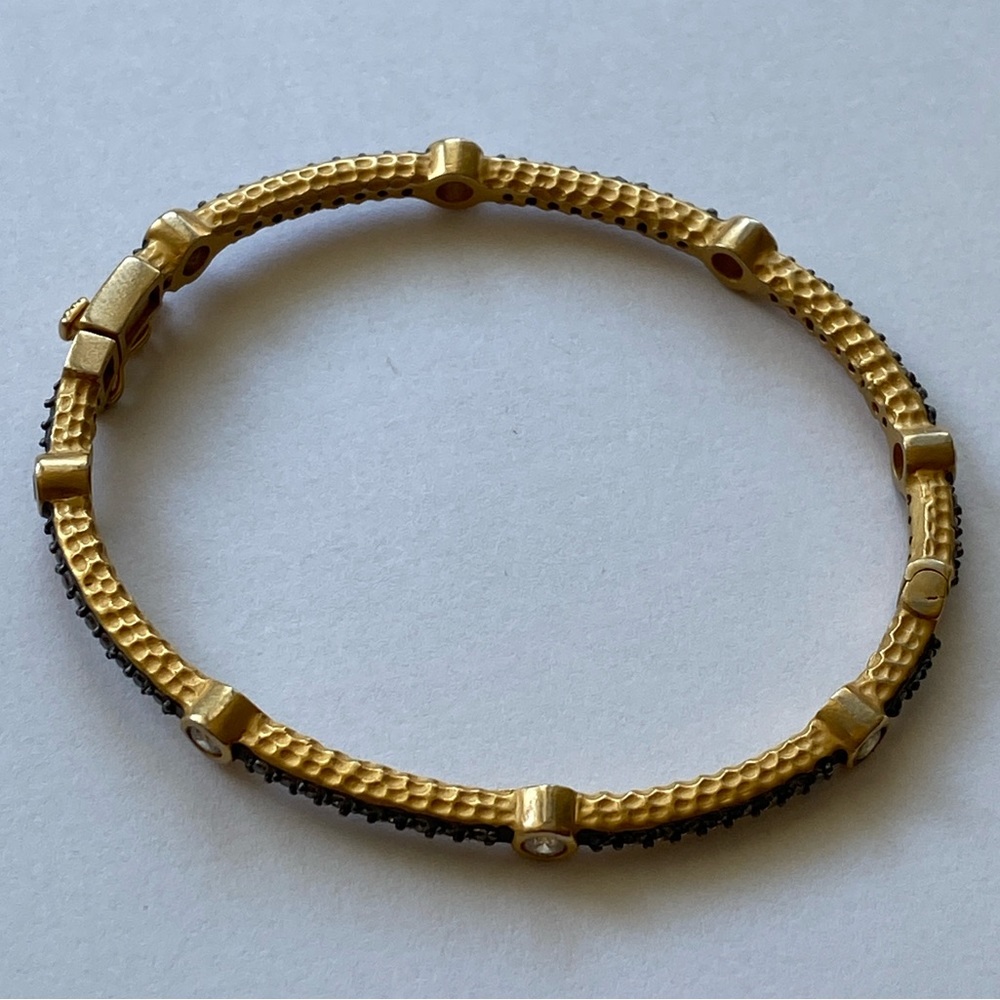 Vintage Gold Tone & Crystal Bangle Bracelet – Elegant Clasp Design